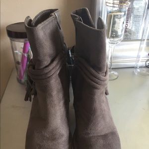 Gray boots with small heel